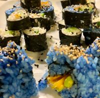 Sushi mit blauem Reis